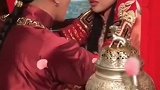 拍接吻的戏，周围的人太多了，女演员脸都红了