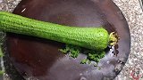 炒丝瓜时，直接下锅就错了！难怪丝瓜发黑没食欲，早懂早受益