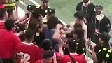 成都球迷用水瓶扔河南球员后 看台上还发生了球迷冲突