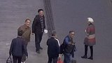 他连再见的挥手都这么小心