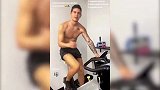 好身材就要秀出来！哈梅斯居家不忘健身 赤身驾驭动感单车