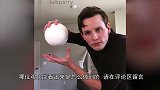 男子变魔术，一个小球变成了大球，这是怎么做到的