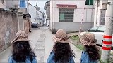 三胞胎姐妹马路上走秀，妈妈是有多幸福，能生出这样的女儿