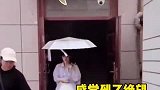 代拍太猖狂，张含韵曲腿求代拍别蹲下拍她