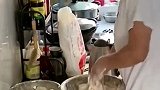 丈夫拍摄妻子做馒头，掌控不好水面比例