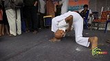 80岁印度老人练高难度瑜伽  随意折叠身体 大气都不喘一个
