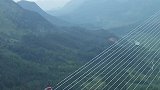 实拍贵州深山高空建桥现场，看得热血沸腾，创建者太牛了，佩服！