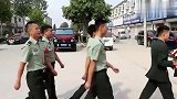 小伙刚结束工作，就回家结婚，伴郎全是自己的战友！