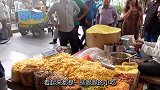 农村大叔街头卖“独一份”小吃，看到做法后，网友对不起打扰了
