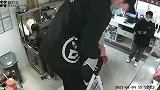 小伙子这一顿操作让人防不胜防啊，典型的暖男