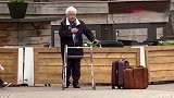 国外恶搞，汽车按喇叭催促行动缓慢的老太，结果老太掏出棒球棍