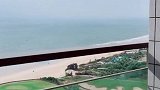 天与海连成一片，远近高低，一切随风……