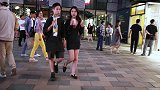 三里屯街拍，下楼吃个麦当娜，也能喷到好看的妹子