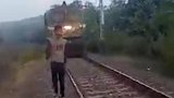 铁轨边拍视频无视鸣笛警告 印度男子被火车撞死