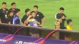 西海岸惜败国安后 投资人徐尚将痛哭的儿子搂在怀中