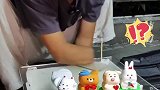 男子意外触电失去双手，摆摊捏泥人养活三个孩子