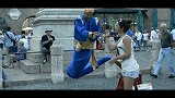 街头惊现悬浮着的阿拉丁神灯精灵，路过的路人都很惊讶，太神奇了