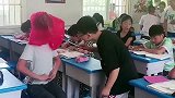 农村小伙模仿女生惟妙惟肖，不料遇上班主任，这回完了吧