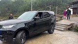 这车是玩具吗？路虎就是牛啊，这也能上去