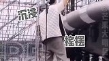 黄明昊 一个帅气转身直接把麦撞飞！两位当事人（麦）表示后悔，就是非常后悔