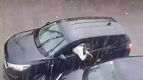 女子冒雨伸出车外，去扎黑车的玻璃，这是啥深仇大恨