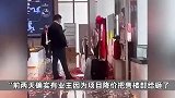 每平米降价近3000还送车位，老业主怒砸售楼部，业内人士：不降价哪卖得动？