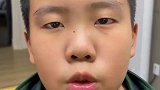 开学前孩子穿上校服