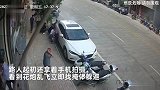 男子庆祝新房踢倒花炮朝路人炸，大伙立即找掩体躲避，不敢露头如枪战片