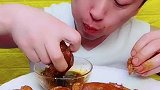 手抓猪蹄直接吃