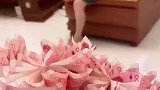 儿媳为感谢婆婆月子里的照顾，给婆婆送有钱花