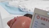 孩子刚出生，护士就这样给他洗澡