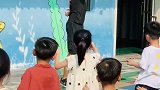 男幼师带小朋友跳舞，活力满满