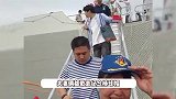 全红婵父母参观海军舰艇，全妈妈手拿国旗一脸骄傲，心情超好笑开花