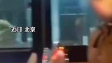 小伙骑摩托等红灯时，被旁边车主一顿猛夸