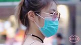 三里屯街拍：小姐姐的一字露肩装真美，好身材就要秀出来