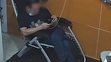 河南郑州：男子坐店里玩手机，隔壁装修导致天花板突然垮塌