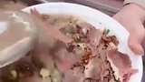 网红面馆，大表姐真是胆肥了，老板娘在后面她还给顾客加这么多肉