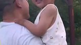 宝宝走累了求抱抱，爸爸“灵魂一问”