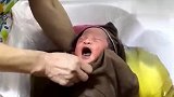奶奶给小宝宝洗澡,宝宝却一直在哭,这表情真让人心疼！