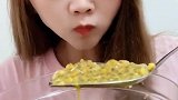 吃冰小姐姐吃百香果，黏黏糊糊的看着就倒胃口，她却吃出幸福味道