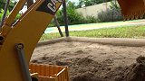 仿真工程车玩具，CAT挖掘机和黄色翻斗货车很喜欢的沙地里玩