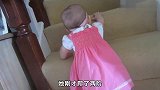 小宝宝第一次独自爬楼梯，把爸妈都高兴坏了