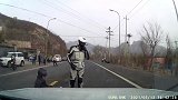 网曝北京门头沟有绳子横跨公路！两名骑士驾摩托被瞬间撂翻