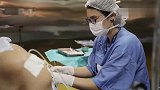 感人的剖腹生子全过程实录,宝宝出生时故作坚强的妈妈也不禁泪崩