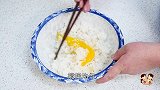 1碗米饭，1颗鸡蛋，教你在家做锅巴，简单一搅一揉，个个嘎嘣脆