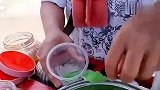 大叔卖“纯绿色”小吃，中国游客担忧不敢买，真不识货！