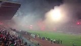 炫爆了！阿尔及利亚联赛球队庆祝升级 6万人燃放烟火看台瞬间变火海