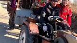 和姐妹们一起出去玩了