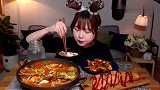 胖妹子吃泡菜煮秋刀鱼，鱼肉有了泡菜的鲜辣味，吃得很香