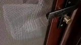 外卖被骑手挂在门把手上，顾客想怎么安全取下